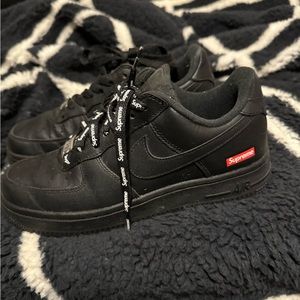 Supreme Black Air forces
